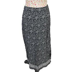 2000s old navy skirt size 8  Some of the stitching on the back near the zipper i